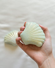 Holler and Glow Beauty and The Shell, Shell Shaped Bath Fizzer