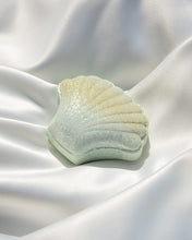 Holler and Glow Beauty and The Shell, Shell Shaped Bath Fizzer