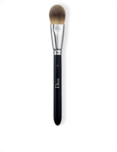 Backstage Light Coverage Fluid Foundation brush N°11