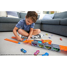 Hot Wheels Speed Truck includes 3 1:64 scale cars, GVG37 for children aged 4-8