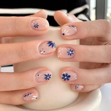 NICENEEDED Short Leaf Flower False Nails, French Blue Daisy Full Cover Glossy Stick on Nails, Spring Square White Acrylic Artificial Manicure Press on Nail with Jelly Glue for Women Girls 24PCS